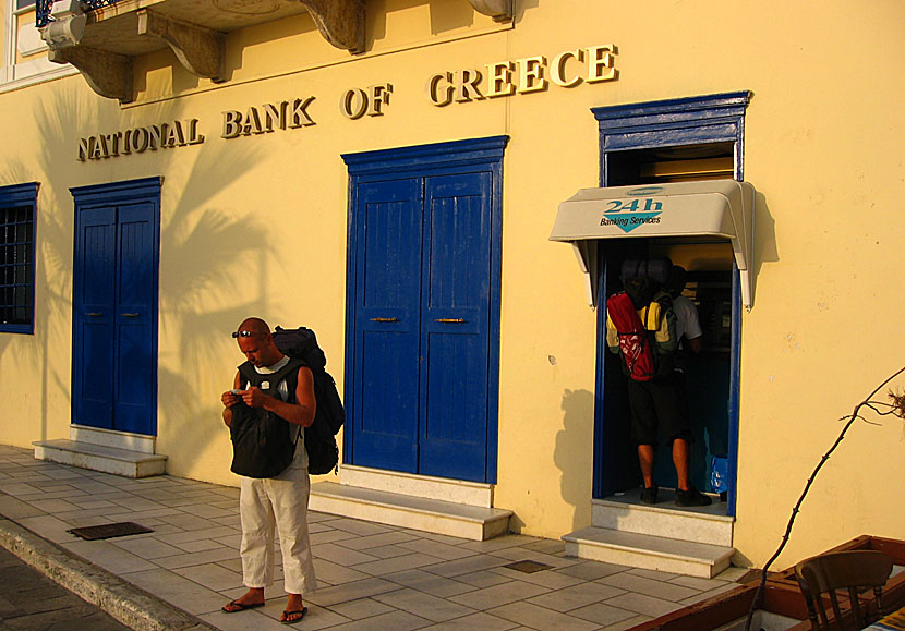 Banker och bankomater i Grekland fungerar lika bra som hemma i Sverige.