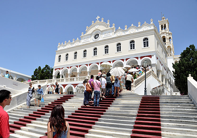 Klä dig propert när du besöker kyrkor och kloster i  Grekland.