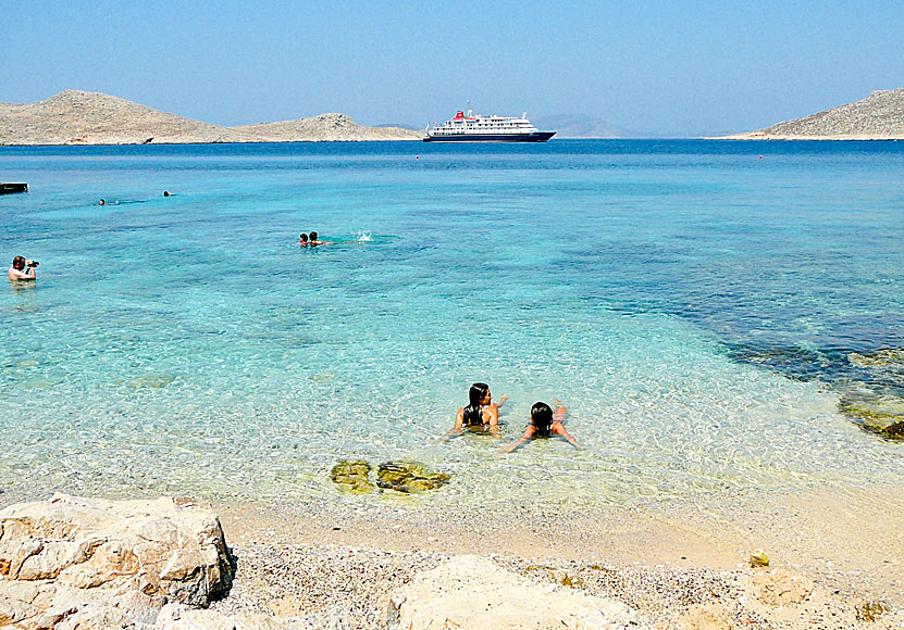 Ftenagia beach på Chalki är öns mysigaste strand. 