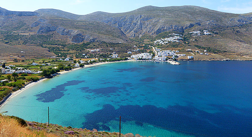 Höga berg och blått vatten i Grekland.