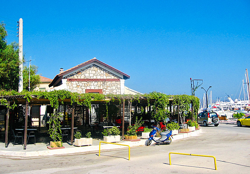 Restaurant To Petrino i Lavrio hamn.