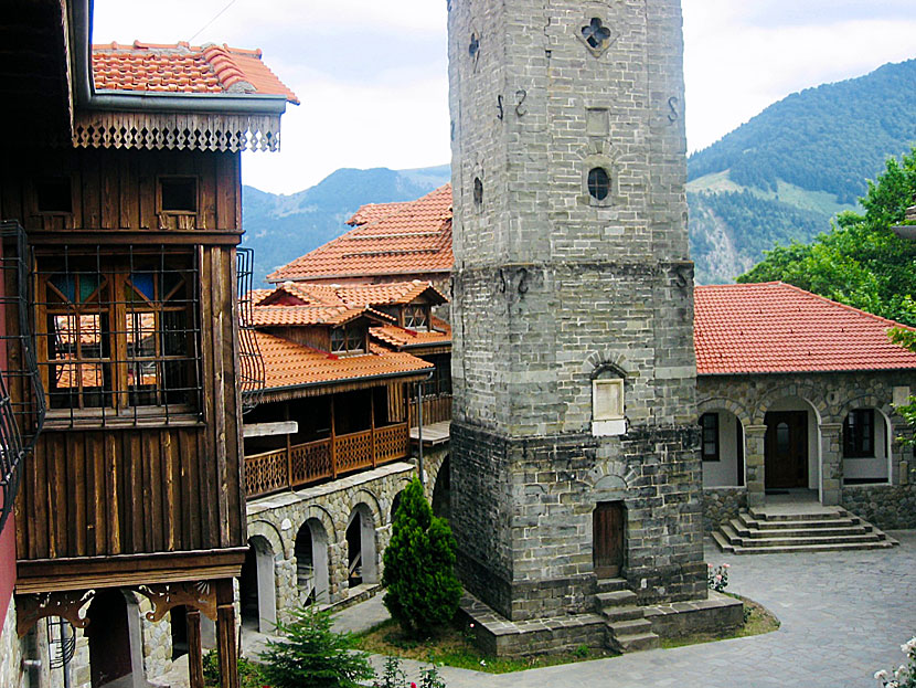 Det höga klocktornet som tillhör kyrkan Agia Paraskevi church i Metsovo. 