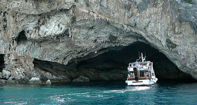 Från Paleros går det utflykter till Blue Cave på Meganisi.