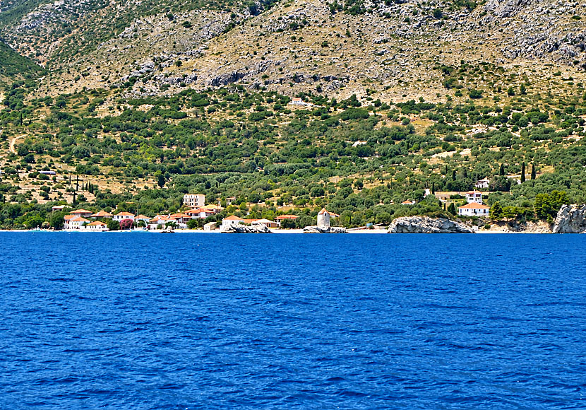 Agrapidia beach med sin gamla v&auml;derkvarn ligger direkt s&ouml;der om Kalamos by.