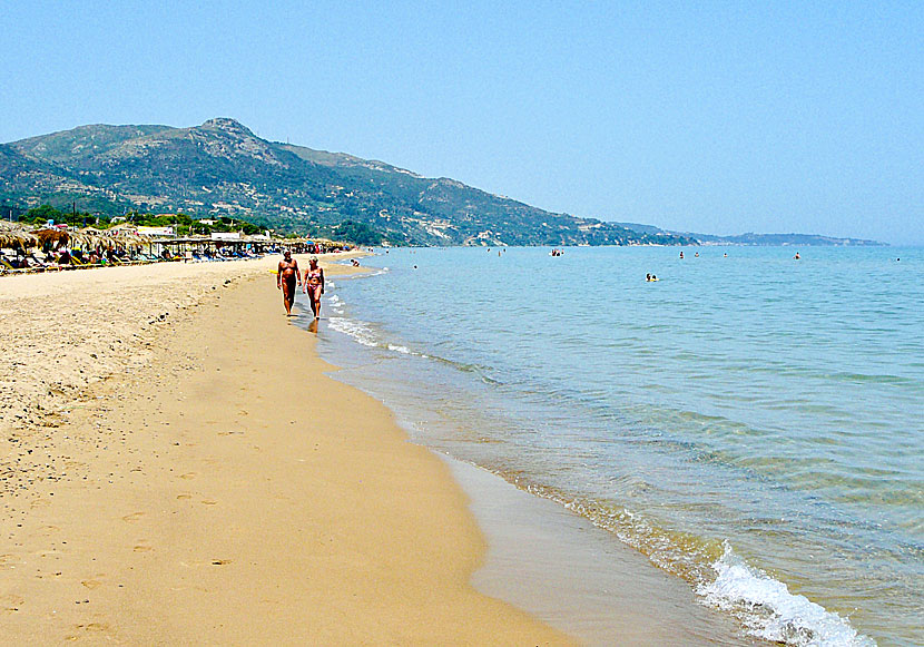 Den långa vidsträckta sandstranden Banana beach på Zakynthos.