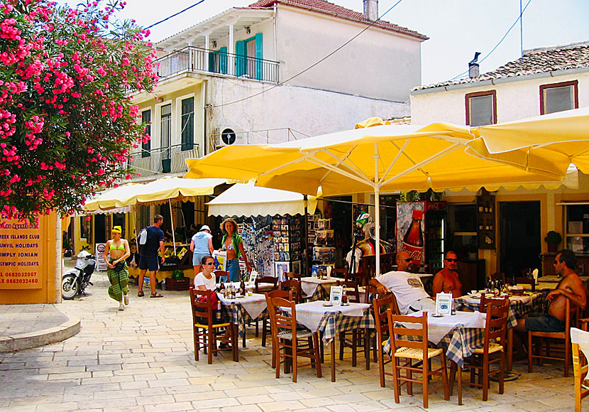 Bra tavernor och restauranger i byn Gaios på ön Paxos i Grekland. 