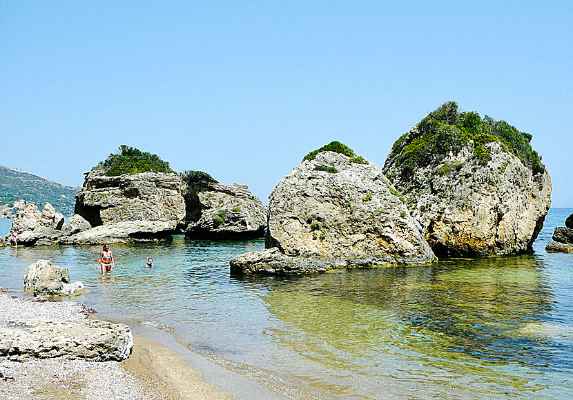 Poro Zoro beach ligger nära Argassi på Zakynthos i Joniska övärlden. 