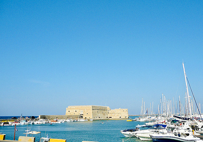Fortet Koules och småbåtshamnen i Heraklion på Kreta.
