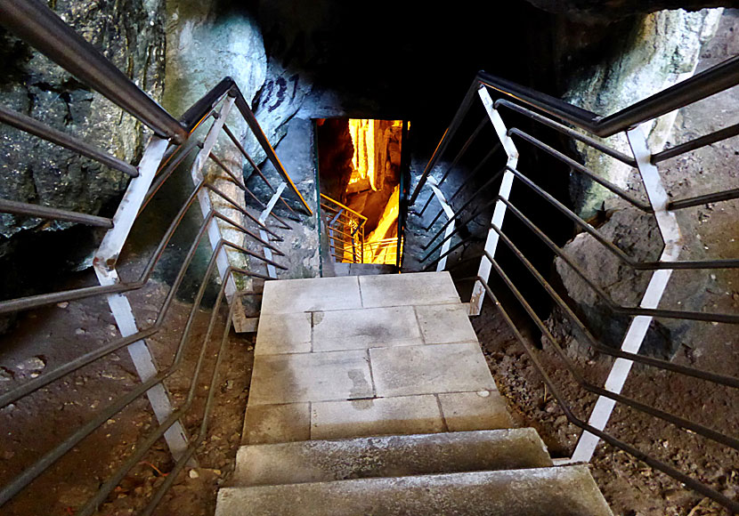 Antiparos Cave, eller droppstensgrottan, på Antiparos är en av Kykladernas intressantaste sevärdheter. 