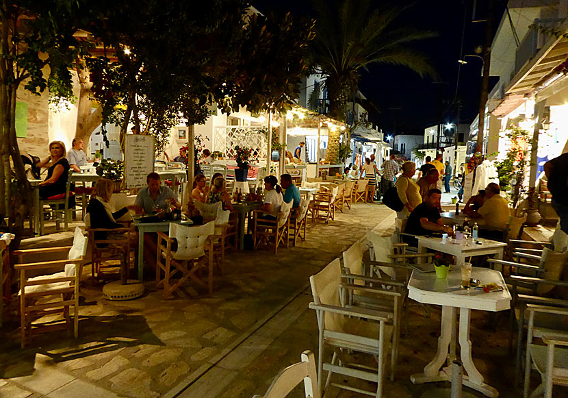 Längs den mysiga huvudgatan i Chora på Antiparos ligger bra tavernor, restauranger, kaféer och barer. 