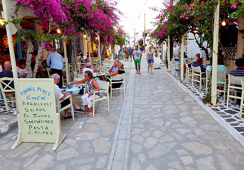 Huvudgatan i Chora på Antiparos är fri från bilar och är som en lekplats för småbarn.