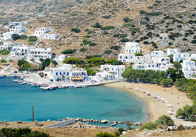 I den mysiga hamnbyn Alopronia på Sikinos finns en fin sandstrand och många bra hotell.