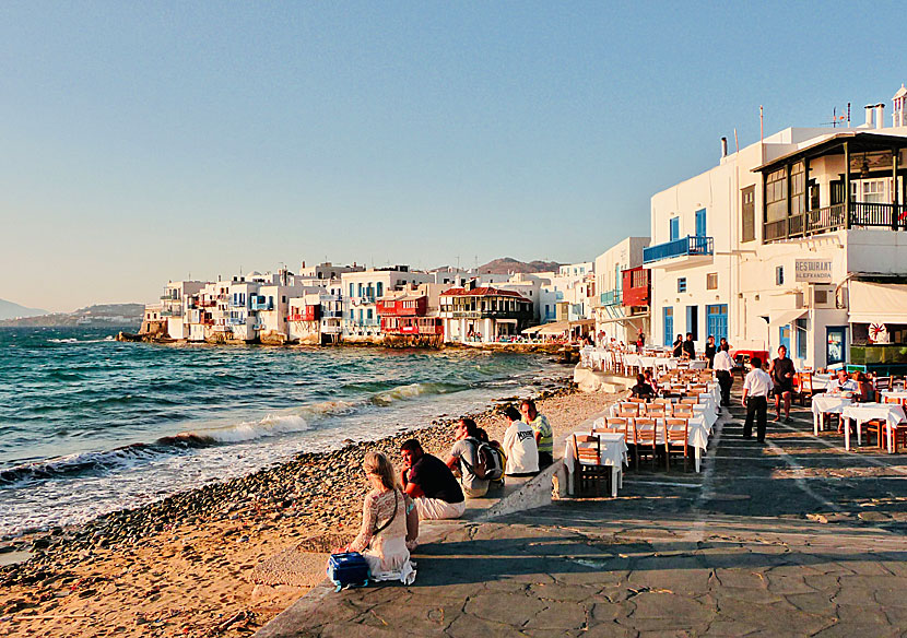 Restauranger, tavernor och barer i Lilla Venedig i Chora på Mykonos i Grekland.