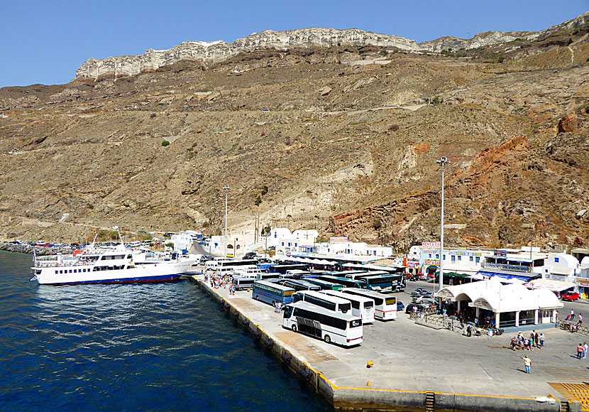 Färjan Nissos Thirasia som går mellan öarna Santorni och Thirasia i Kykladerna.