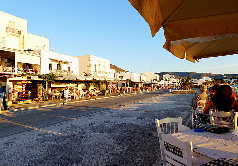 Tavernor längs hamnpromenaden i Parikia på Paros.