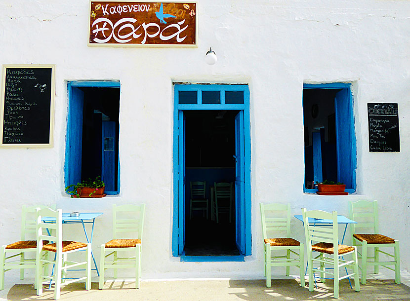 Kaféer och barer i Chora på ön Schinoussa i Småkykladerna. 