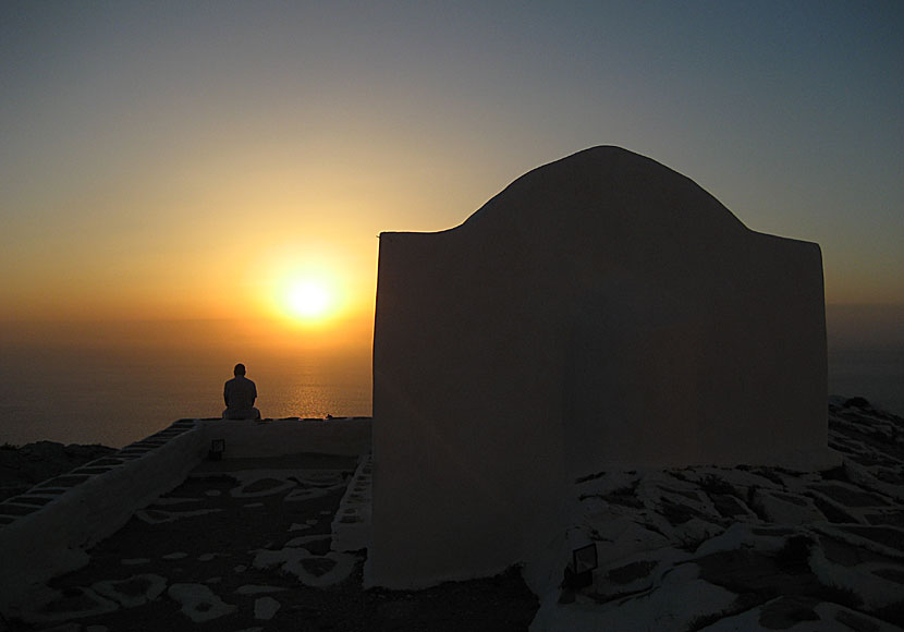 Solnedgången på Sikinos över Folegandros är en av de vackraste i Kykladerna.