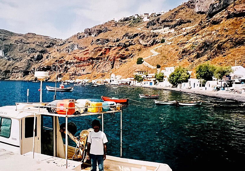 Utflyktsbåtar från Santorini lägger till i hamnen Korfos på Thirasia.