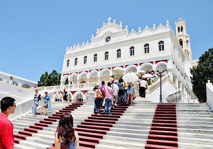 Panagia Evangelistria på Tinos är Grekland viktigaste kyrka och besöks av pilgrimer från hela övärlden.