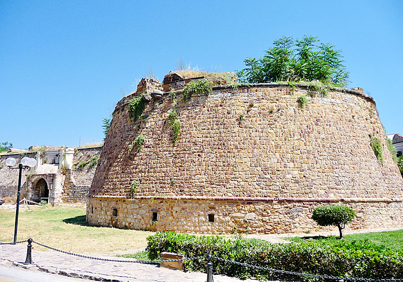 Den gamla stadsmuren i Chios stad liknar den i Rhodos gamla stad.