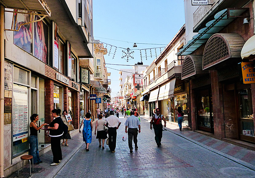 En av de många shoppinggatorna i Chios stad erbjuder allt mellan himmel och jord. 