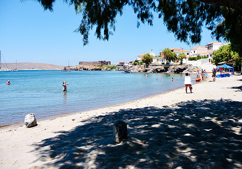 I byn Sigri på Lesbos finns en fin strand, en intressant fästning, bra hotell och restauranger.