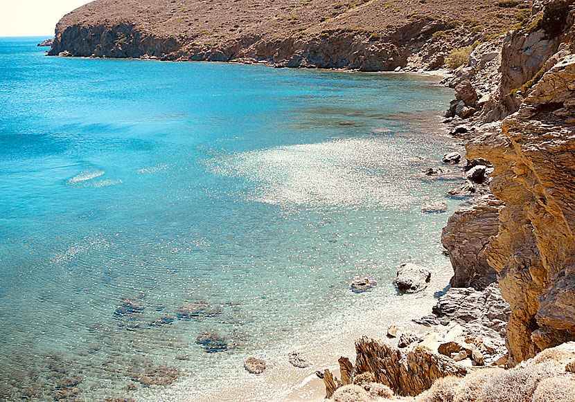 Den lilla snorkelvänliga stranden under Agios Dimitrios church på Thimena.