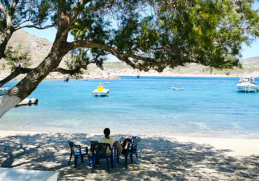 Taverna O Kottaras på Keramidou beach ligger bara några meter från vattnet.