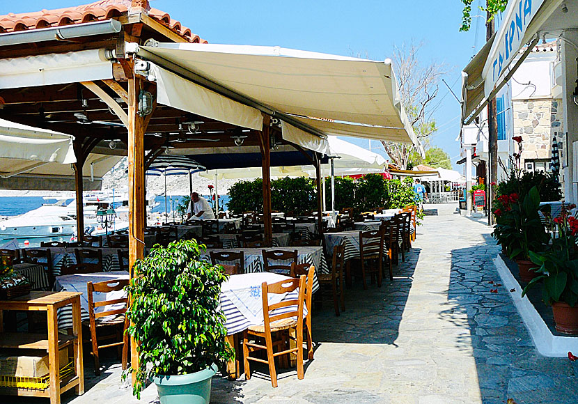 Bra grekiska tavernor och restauranger i den lilla mysiga byn Perdika på ön Egina i Grekland. Härifrån går båtar till den lilla ön Moni.