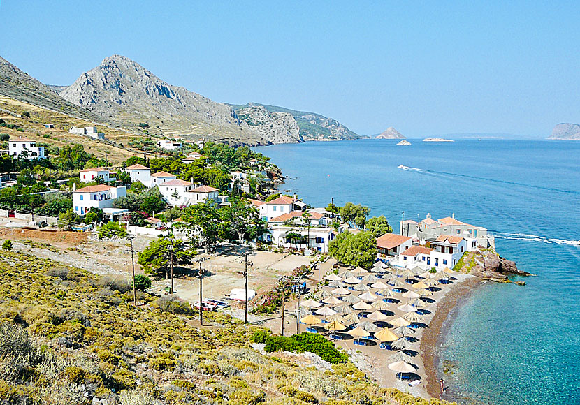 Vlychos beach är en av få stränder på Hydra med solstolar och parasoll. 