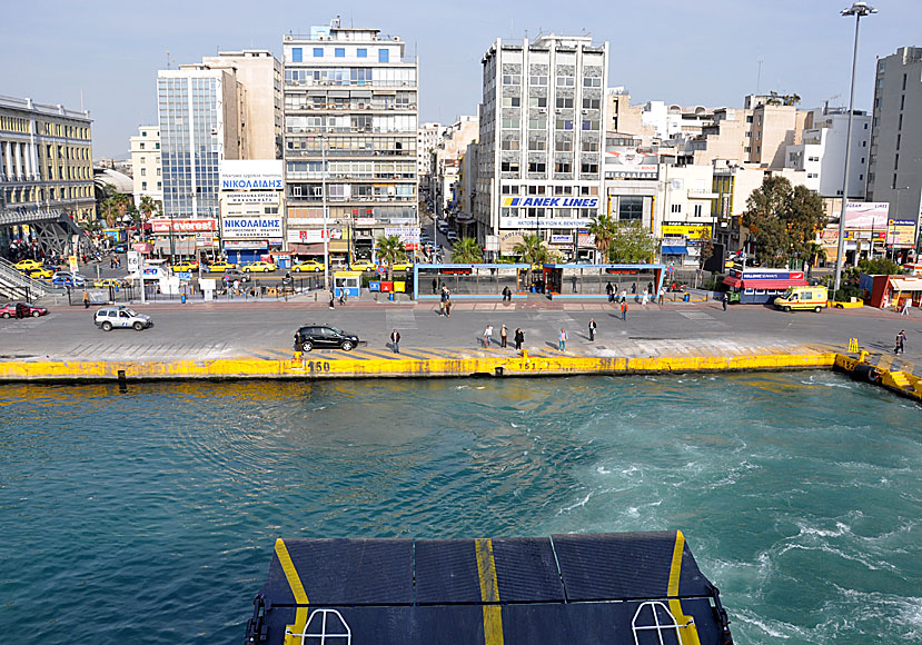 Resa med båt till Kythera från hamnen i Pireus. 