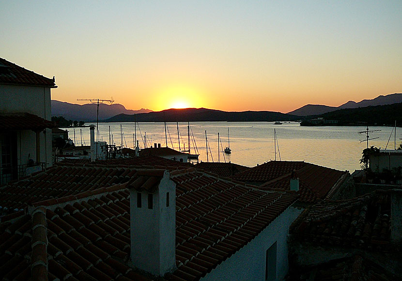 Solnedgången sedd från Dimitris Family Taverna i Poros stad på ön Poros.