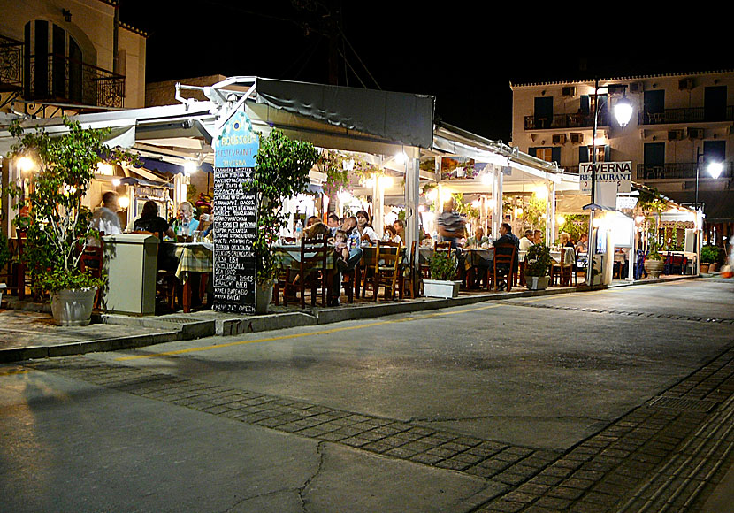 Det finns många restauranger och tavernor som serverar god grekisk mat i Spetses stad.