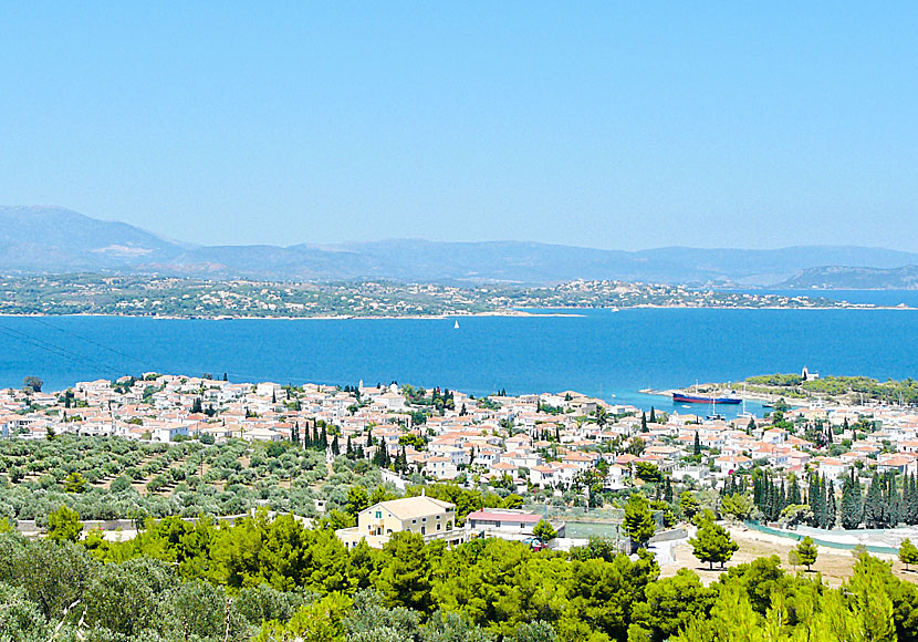 Spetses stad och Galatas på Peloponnesos.