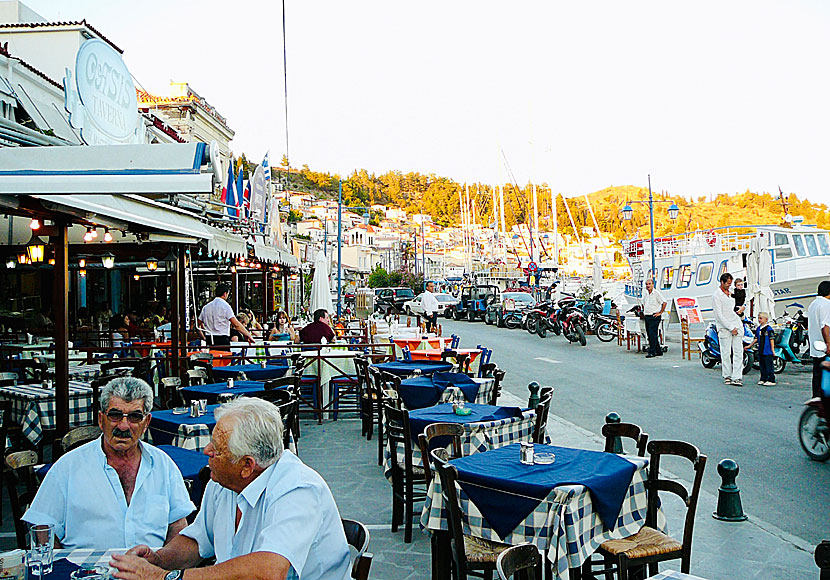 Längs den mysiga hamnpromenaden i Poros stad ligger många bra restauranger och tavernor. 