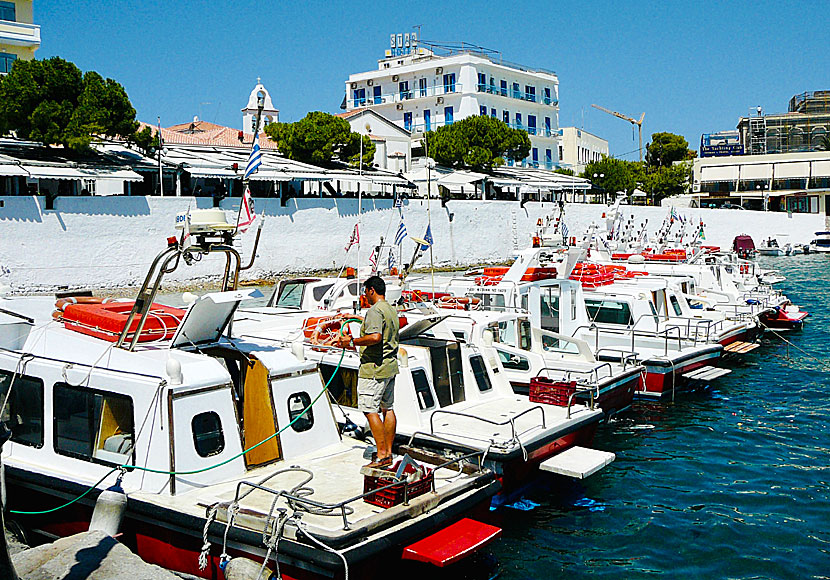 Från hamnen i Spetses kan du åka taxibåt till stränderna och över till Peloponneos.