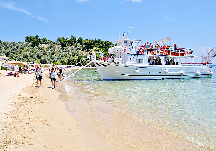 Troulos är en av flera stränder som du kan åka badbåt till på Skiathos i Grekland.