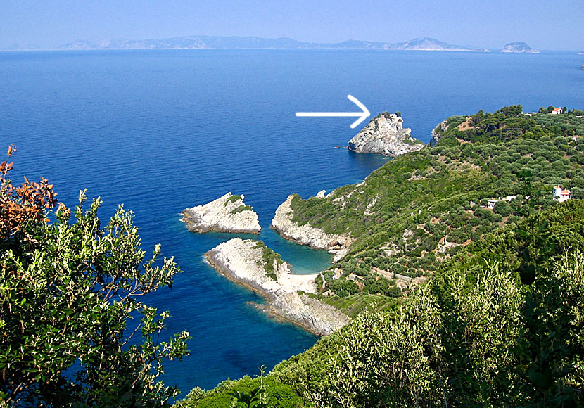 Klippan med kyrkan Agios Ioannis på Skopelos där slutscenerna i till filmen Mamma Mia filmades.
