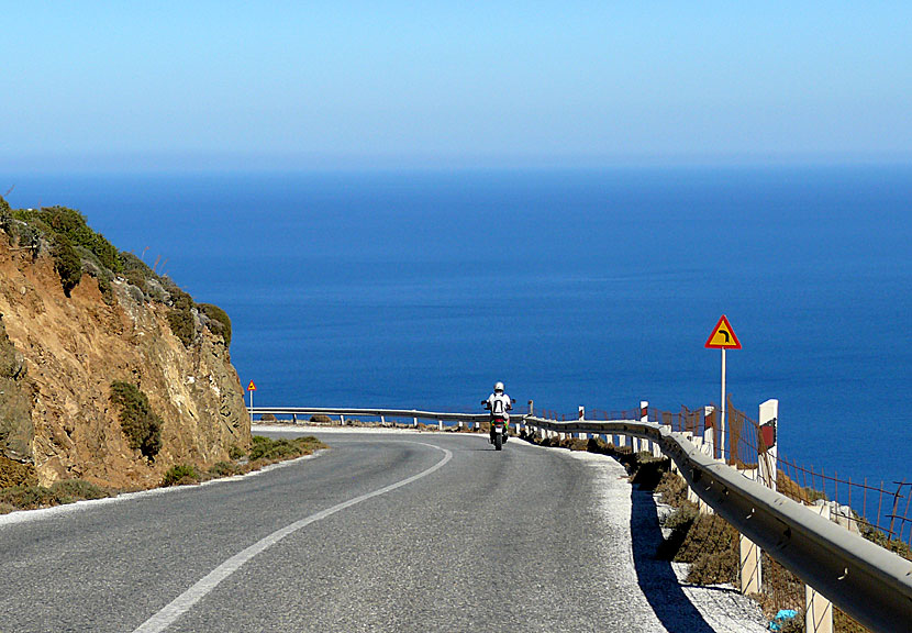 Hyra och köra moped på Amorgos i Grekland.