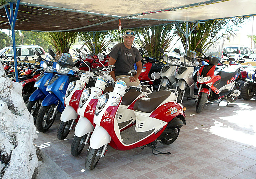Hyra och köra  moped på Santorini.