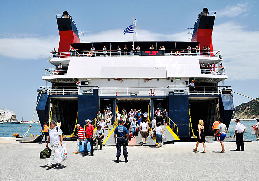 Ombordstigning på stora katamaraner och färjor i grekiska hamnar sker alltid i aktern.
