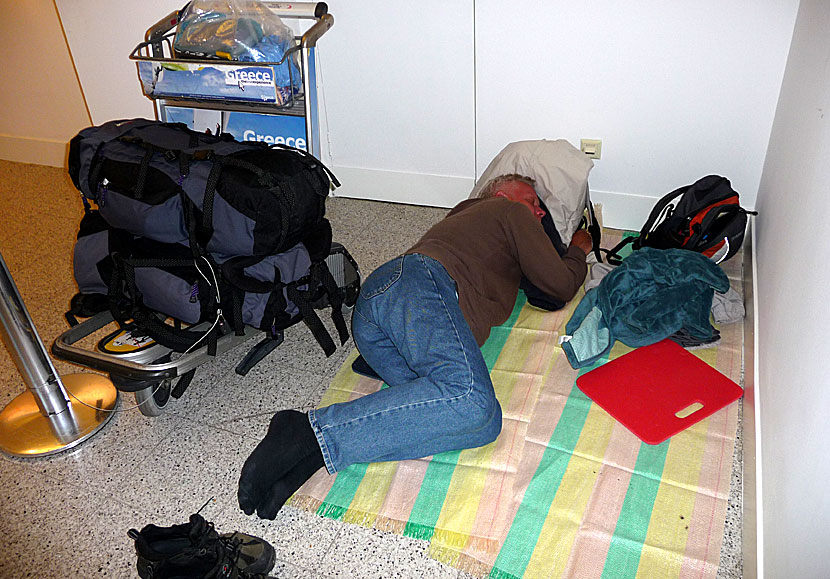 Sova på Atens flygplats i väntan på ett tidigt plan. 
