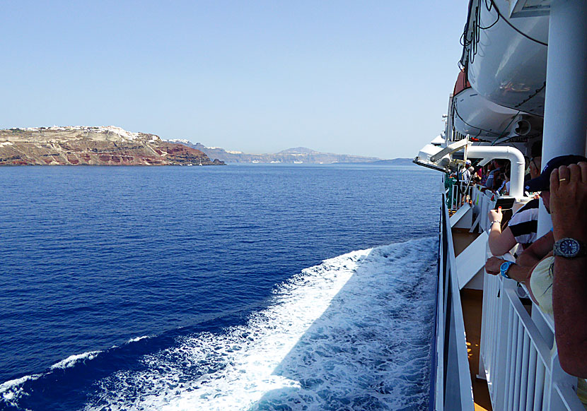 Blue Star Delos på väg mot hamnen på Santorini.