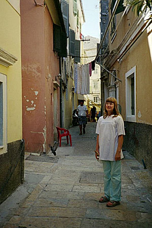 Erika i en gränd i Gamla stan Korfu.