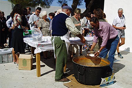Utspisning av bönsoppa i Langada på Amorgos.