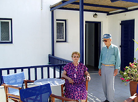 Mary och Kostas på pension Aigion i Katapola.