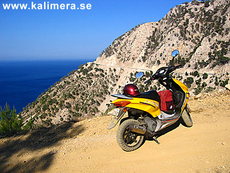 Hyra och köra moped på Karpathos.