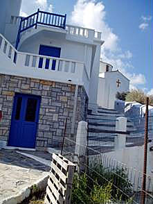 En av de ca 360 kyrkorna på Skopelos.