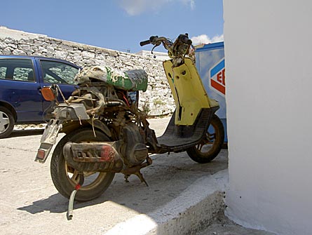 Hyra moped på Amorgos.