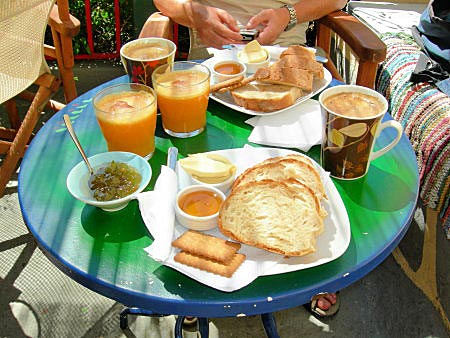 Frokost på kafé i Chora.